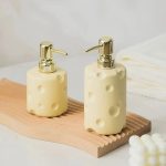 bouteille de lotion en forme de fromage