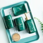 gobelet de toilette doré